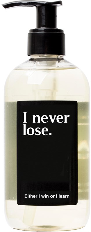 En klar flaske med pumpe sier, 'I never lose,' og 'Either I win or I learn'.