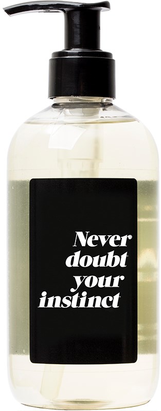 En tydlig pumpflaska med svart etikett som säger, "Never doubt your instinct."