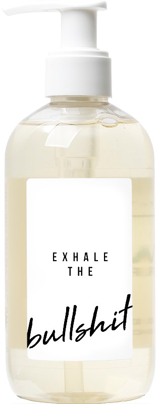 En klar væskesåpe eller hånddesinfeksjon i en gjennomsiktig pumpflaske merket "EXHALE THE bullshit."