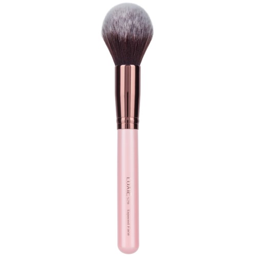 En sminkebørste med rosa håndtak og fluffy, rund bust.