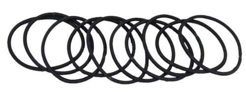 En rad av svarta gummiband ligger mot en vit bakgrund.