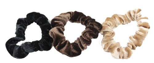 Tre plyschsnoddar i svart, brunt och beige. De är runda och har ett mjukt, rosettliknande utseende.