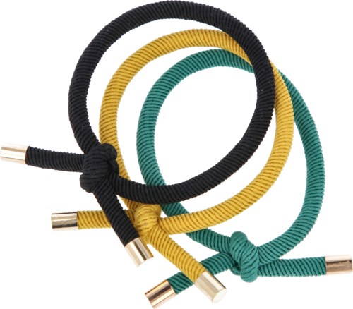 Tre färgglada elastiska halsband med metallspetsar, i svart, gult och blått, knutna.