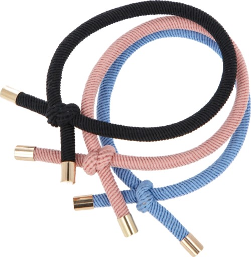 Tre hårband av tyg i svart, rosa och blå med gyllene ändar är ihoptrasslade.
