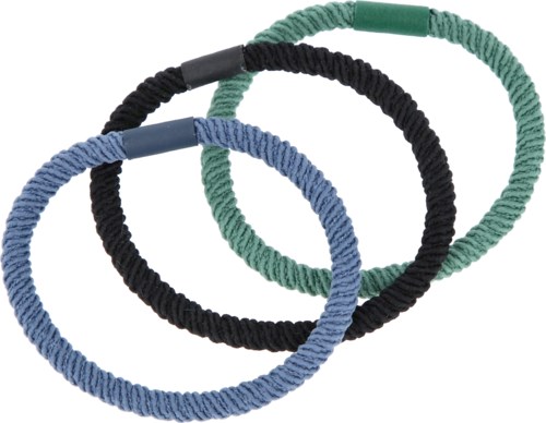 Tre färgglada elastiska hårband i blått, svart och grönt är staplade ihop.