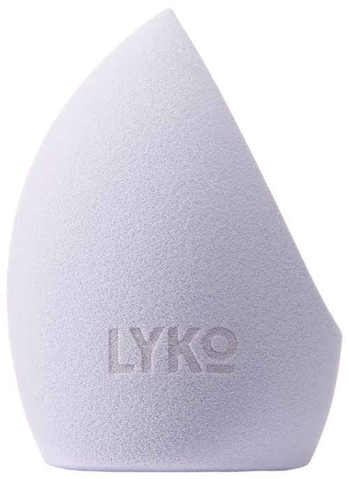 Een witte ovalen make-up spons met het LYKO-logo.