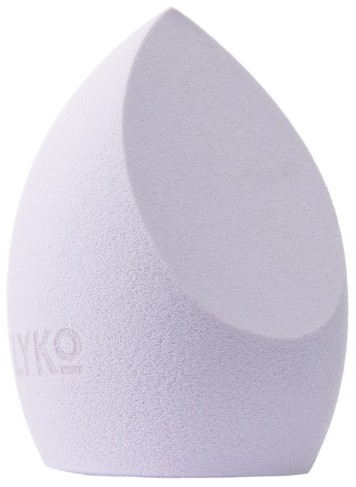 Witte make-up spons in druppelvorm met puntige punt en ronde basis.