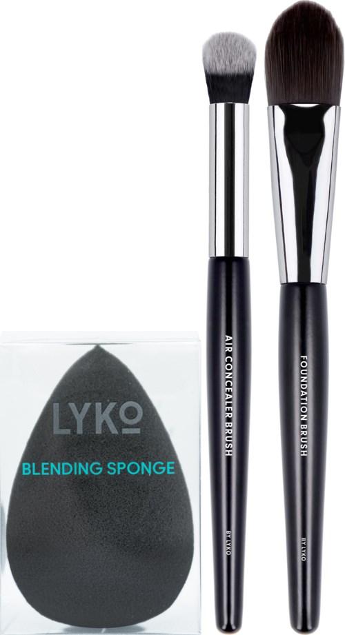 Två makeup-borstar och en blending-svamp med förpackning visas. Borstarna har svarta handtag och olika formade borst.