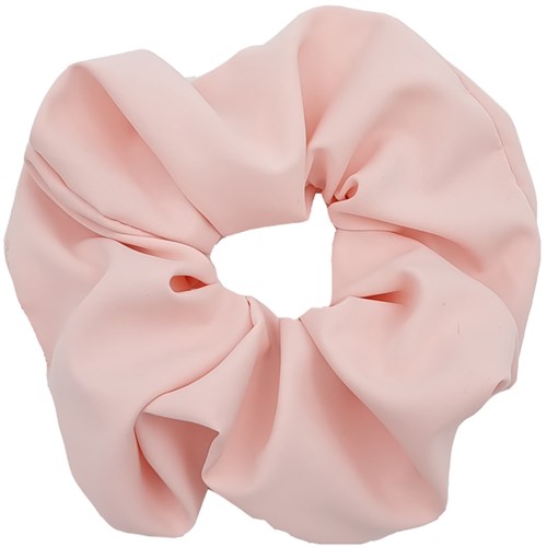 En mjuk, rosa tyg hårsnodd i en cirkelform med samlat material.