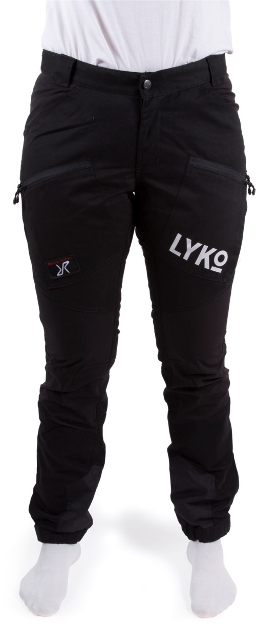 Svartringade byxor med blixtlås, 'LYKO' text och liten logga på låret, bärs av en person som står.
