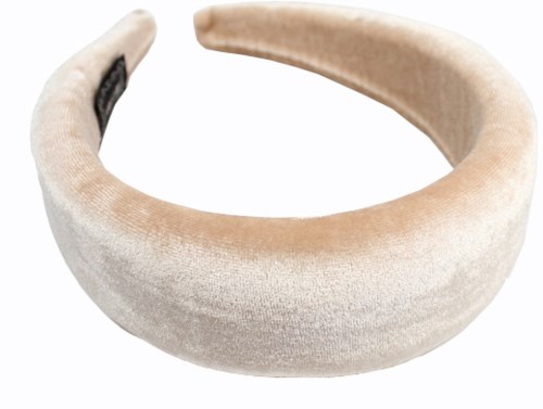 En mjuk, beige huvudband med en svart etikett på sidan, designad att bäras runt huvudet.