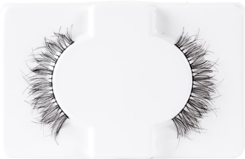Falsche Wimpern in einem weißen Etui, mit langen, voluminösen und gekräuselten Wimpern.