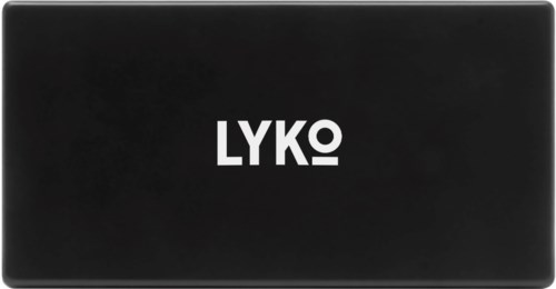 En svart boks med hvit tekst "LYKO" på.