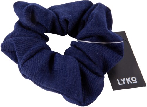 En marinblå tygscrunchie med ett svart märke som är märkt "LYK9".