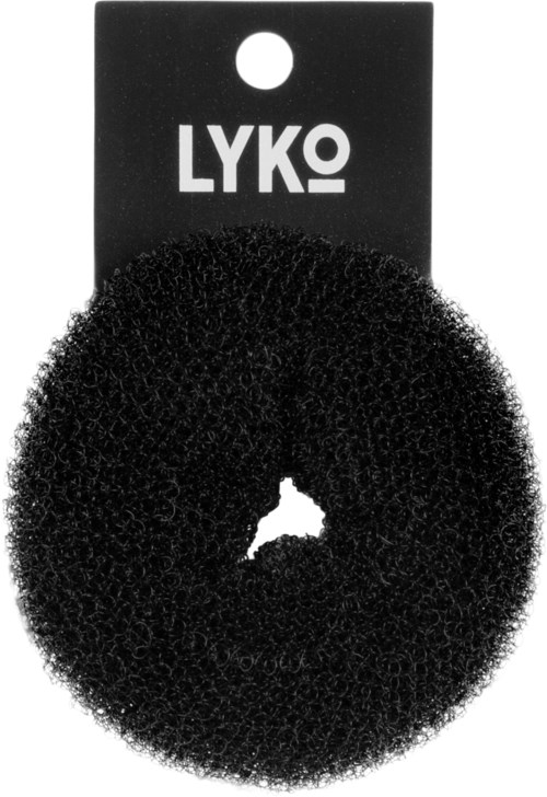 Svart hårsnodd på ett paket som heter 'LYKO'. En rund, strukturerad elastisk håraccessoar. Enkel, funktionell design.