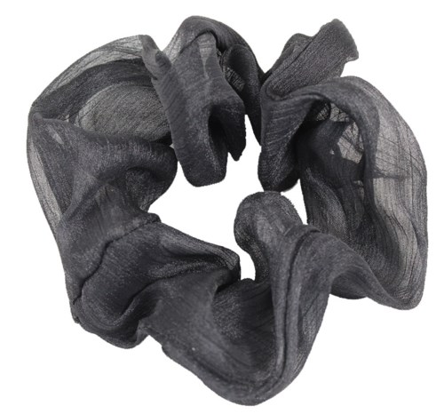En svart, semi-transparent, elastisk tygfjäder formad som ett hjärta.