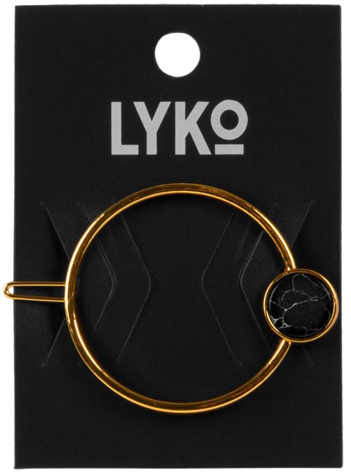Ett svart kort med orden LYKO längst upp, som håller ett stort guldigt cirkulärt armband och en mindre rund sak.