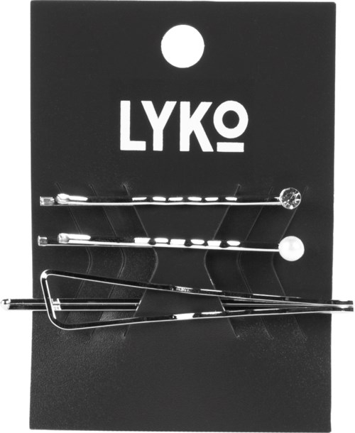 Två säkerhetsnålar och en nål är fästa vid ett svart kort med texten 'LYKO'.