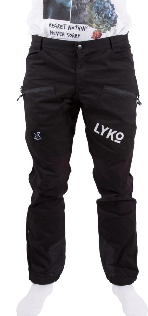 Svarta joggers med vit text, fickor med blixtlås och dragsko i midjan. Personen bär en T-shirt ovanpå.