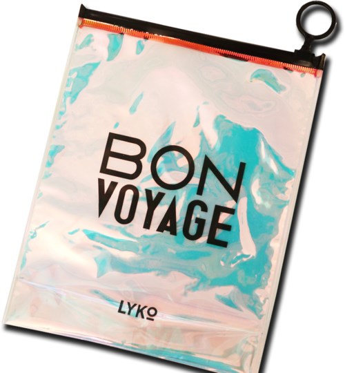 En glänsande, transparent plastpåse med blixtlås, märkt 'BON VOYAGE' och 'LYKO' längst ner.