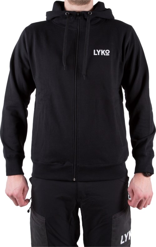 En person har på sig en svart hoodie med 'LYKO' skrivet på bröstet, och svarta byxor med samma logga.