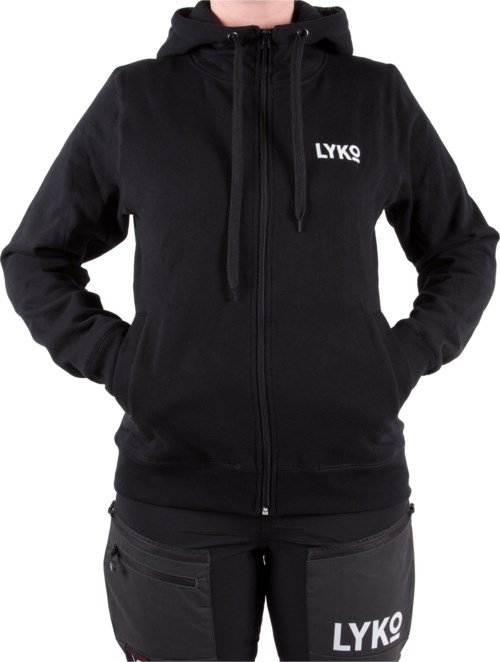 Svart zip-up hoodie med dragsko, har loggan "LYKO" på bröstet. Modellen bär mörka byxor med loggdetalj.