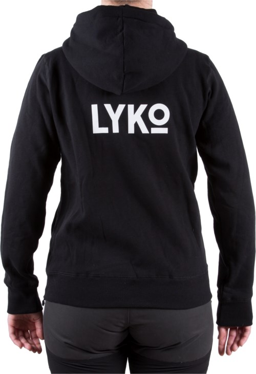 En person bär en svart hoodie med vit text "LYKO" på ryggsäcken.