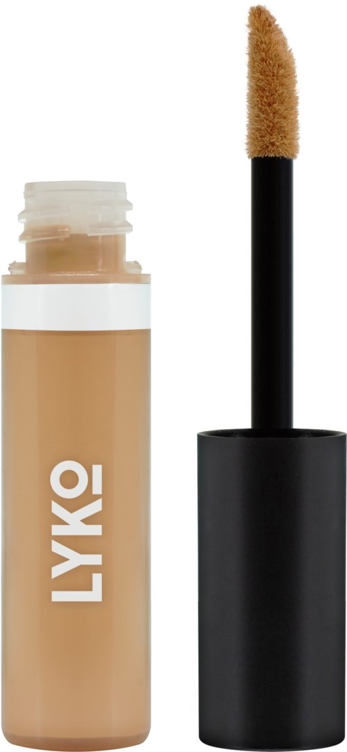 En beige flytande concealer med svart lock och svampapplikator. Varumärket 'LYKI' står på flaskan.