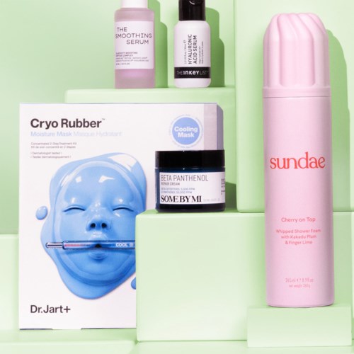 Hudvårds- och hårvårdsprodukter, inklusive masker, serum och skum, visade på en pastellbakgrund.