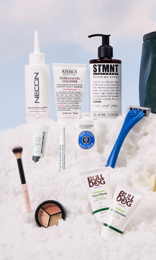 Hudpleje- og groomingprodukter med barberblad, sat på sneet overflade med blå himmel i baggrunden.