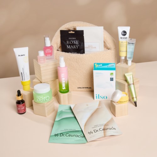 En samling hudpleieprodukter på små tredelinger og en beige veske med noen papirer og ansiktsmasker.