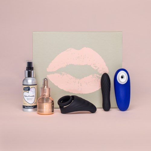 En serie av personvårds- och skönhetsredskap, inklusive spray, droppar, ett svart verktyg, en rullare och en blå enhet, med en rosa kyssrutaillustration.