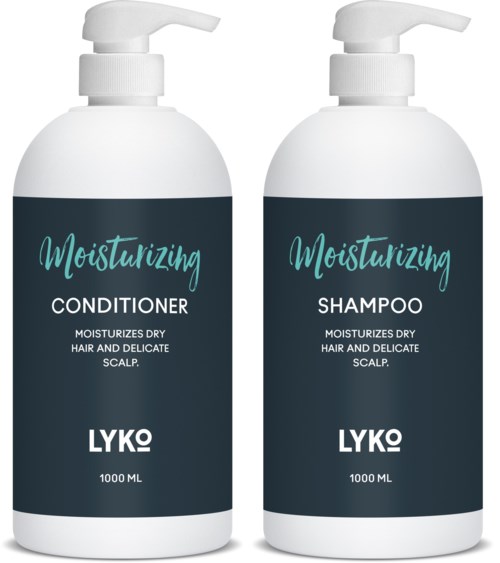 To hvite flasker med pumpehoder, merket som fuktighetsgivende balsam og sjampo, for tørt hår og hodebunn, 1000 ml hver.