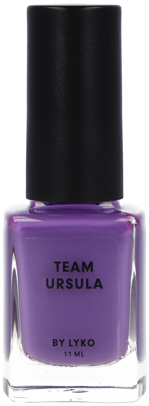 Lila nagellacksfärg i en genomskinlig flaska med svart kork, märkt "TEAM URSULA BY LYKO."