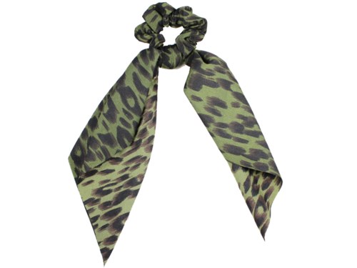 En gröngul och svart djurprint hårsnodd med en matchande scarf som hänger ner.