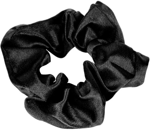 En svart satin scrunchie i cirkulär form med veck och slät textur.