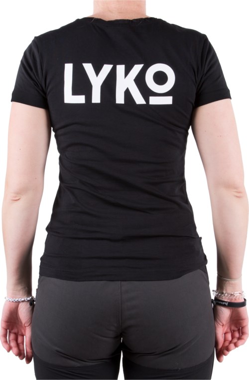 En person har på seg en svart T-skjorte med hvit tekst "LYKO" på ryggen.