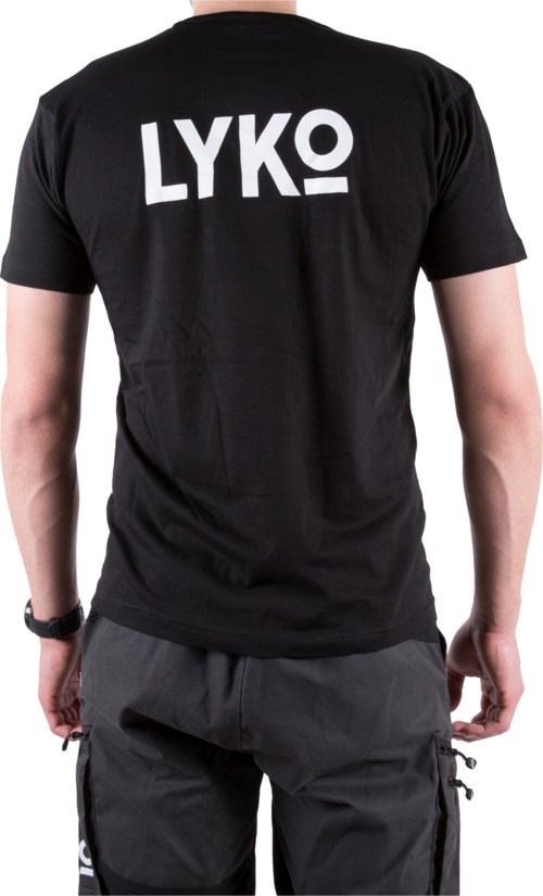 En person har en sort T-shirt med teksten 'LYKO' på ryggen, og mørke bukser med lommer.