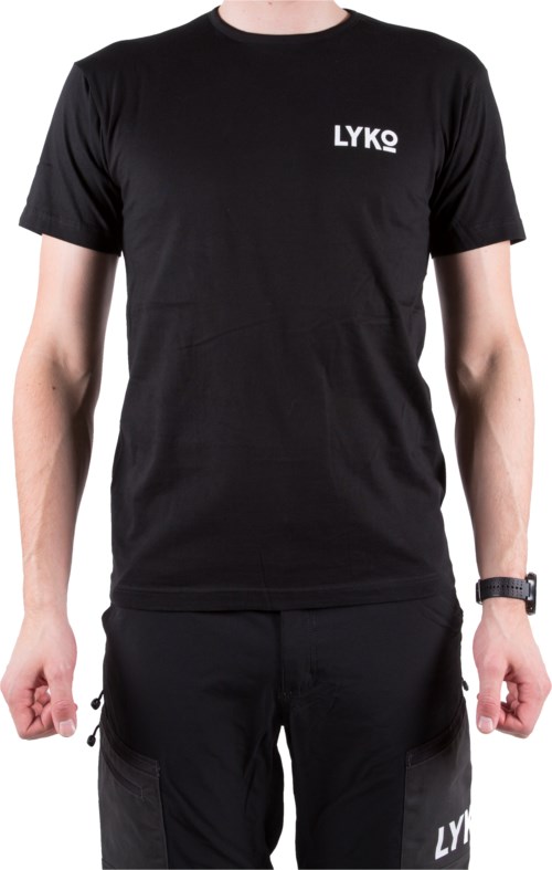 Sort T-shirt med hvid LYKO-logo på brystet.