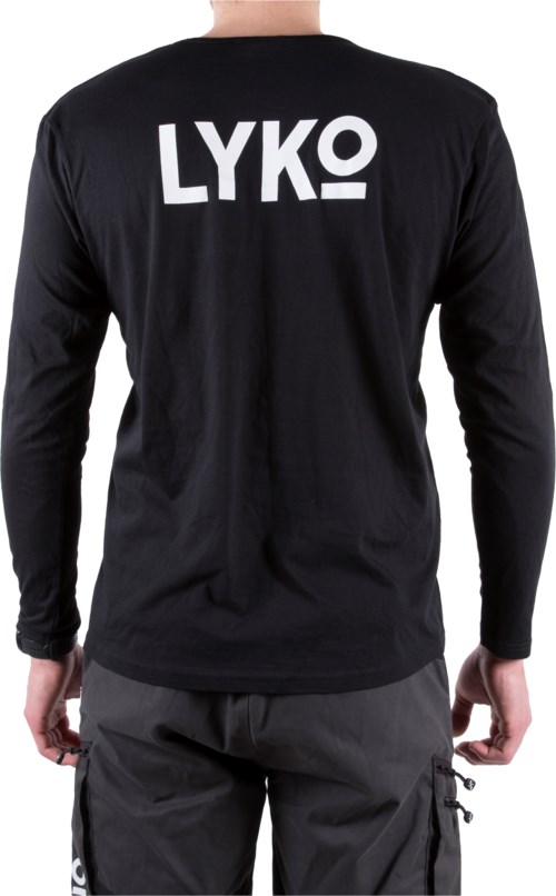 En person haer på sig en sort langærmet trøje med 'LYKO' i fed hvid tekst på ryggen.