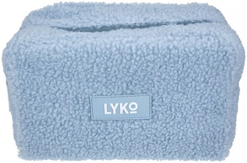 En myk, lyseblå, fluffy stoffboks med glidelås og LYKO-merke på forsiden.