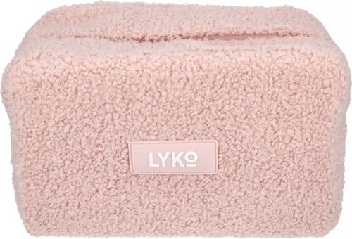 En myk rosa fluffy veske med glidelås og en etikett som sier LYKO.