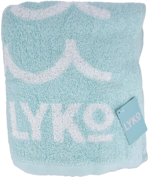 En ljusblå handduk med vitt text 'LYKO' och ett solglasögon-illustration. Den har en tagg fäst.