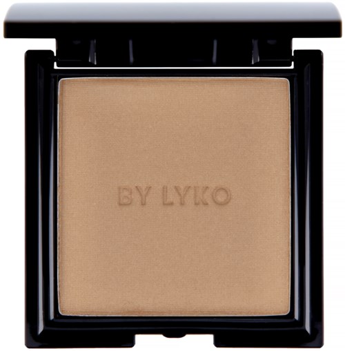 En kompakt pudderboks med beige puder indeni. Den er mærket "BY LYKO" og har en reflekterende sort yderside.
