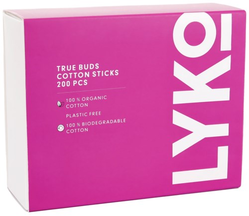Rosa box med stora vita bokstäver som säger 'Lykke'. Den nämner 200 bomullspinnar, ekologiska, plastfria, biologiskt nedbrytbara.
