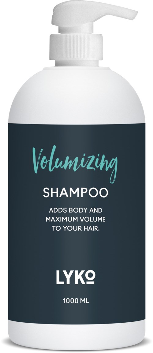 En vit flaska med pump, märkt 'Volumizing Shampoo' av LYKO, 1000 ml, hävdar att den ger volym och kropp.