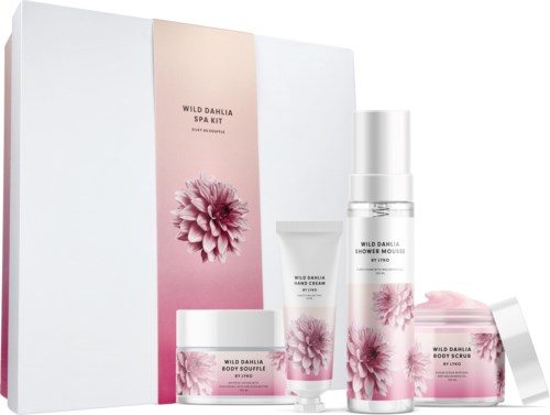 Spa-kit med rosa blommor, inkluderar kroppsmousse, skrubb, kräm och spray.