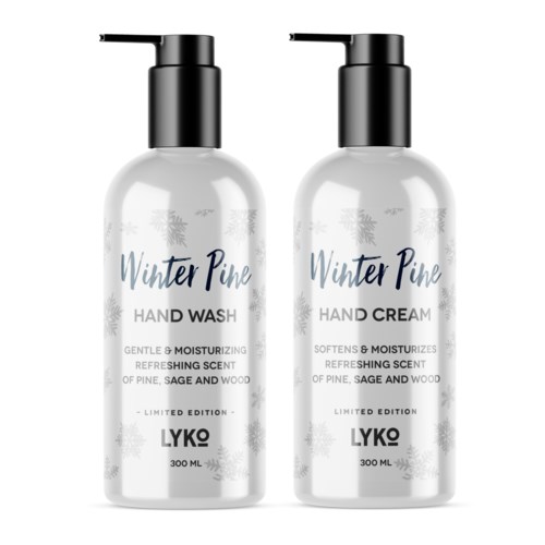 Två flaskor märkta 'Winter Pine' för handtvål och handkräm. De är 300 ml vardera, med svarta dispenserhuvud och vita flaskor.