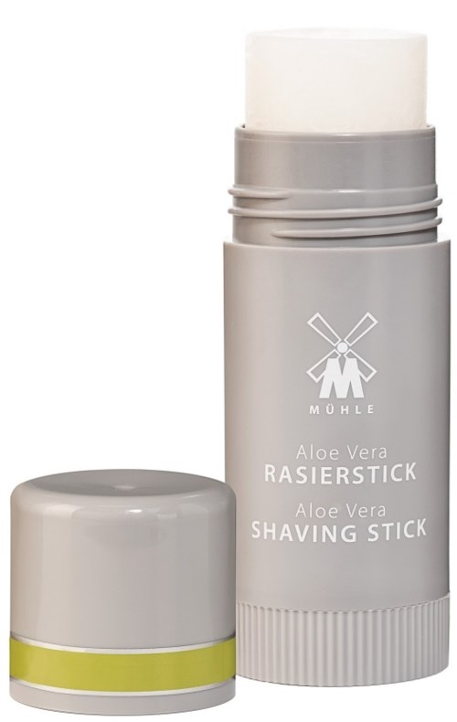 En grå flaske med hvit topp og en mindre beholder ved siden av. Flasken har en vindmøllelogo og tekst om aloe vera.