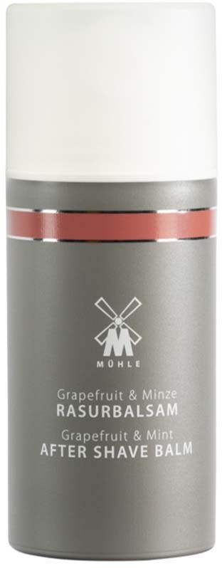 En lang, grå sprayflaske med hvit lokk og rosa bånd, merket som after shave balm med grapefruit og mynte.